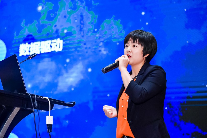 　　北京岳能科技股份有限公司市場(chǎng)總監(jiān)孔晶出席“第五屆中國(guó)風(fēng)電后市場(chǎng)專題研討會(huì)”， 在風(fēng)電場(chǎng)運(yùn)維與安全管理專題論壇，分享題為“數(shù)據(jù)驅(qū)動(dòng)多服務(wù)體系共建智慧風(fēng)電場(chǎng)”的主旨演講。

北京岳能科技股份有限公司市場(chǎng)總監(jiān)孔晶女士

　　以下為發(fā)言內(nèi)容：
　　孔晶：大家中午好！感謝大家的時(shí)間