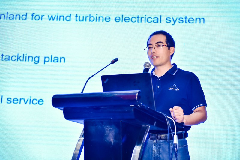 　　德國(guó)萊茵TüV工業(yè)服務(wù)項(xiàng)目經(jīng)理牟金善出席“第五屆中國(guó)風(fēng)電后市場(chǎng)專題研討會(huì)”， 在風(fēng)電機(jī)組運(yùn)維及大部件修復(fù)專題論壇，分享題為“風(fēng)電電氣部件可靠性提高方案介紹”的主旨演講。

德國(guó)萊茵TüV工業(yè)服務(wù)項(xiàng)目經(jīng)理 牟金善先生

　　以下為發(fā)言內(nèi)容：
　　牟金善：  尊敬各位嘉賓，很高興今天到這里和大家交流，我是來(lái)自萊茵TUV風(fēng)能的部門經(jīng)理牟金善，介紹一下我們?nèi)R茵在提高風(fēng)電機(jī)組電氣部件可靠性