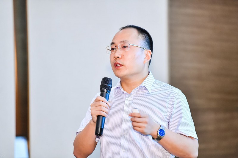 　　中車株洲電力機(jī)車研究所風(fēng)電事業(yè)部技術(shù)支持部部長(zhǎng)許雄偉出席“第五屆中國(guó)風(fēng)電后市場(chǎng)專題研討會(huì)”，在風(fēng)電場(chǎng)技改與優(yōu)化專題論壇，分享題為“超級(jí)雙饋?zhàn)尠l(fā)電量提升2%-3%”的主旨演講。

中車株洲電力機(jī)車研究所風(fēng)電事業(yè)部技術(shù)支持部部長(zhǎng)許雄偉先生
　　以下為發(fā)言內(nèi)容：
　　許雄偉：尊敬的各位領(lǐng)導(dǎo)、各位來(lái)賓，各位風(fēng)電行業(yè)的同仁大家下午好，我是來(lái)自中車株洲電力機(jī)車研究所有限公司的許雄偉，今天帶來(lái)的是提升發(fā)電量的技術(shù)，叫超級(jí)雙饋技術(shù)