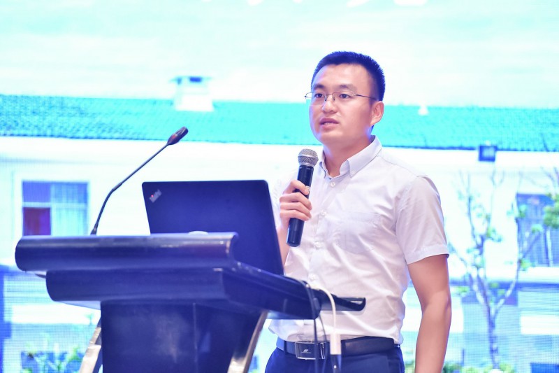 　　華潤(rùn)電力華東大區(qū)新能源運(yùn)維公司平度隆鑫風(fēng)電場(chǎng)副場(chǎng)長(zhǎng) 孫松磊出席“第五屆中國(guó)風(fēng)電后市場(chǎng)專題研討會(huì)”， 在風(fēng)電機(jī)組運(yùn)維及大部件修復(fù)專題論壇，分享題為“數(shù)字化倉(cāng)儲(chǔ)在風(fēng)電場(chǎng)的應(yīng)用”的主旨演講。

華潤(rùn)電力華東大區(qū)新能源運(yùn)維公司平度隆鑫風(fēng)電場(chǎng)副場(chǎng)長(zhǎng) 孫松磊先生
　　以下為發(fā)言內(nèi)容：
　　孫松磊：尊敬的各位領(lǐng)導(dǎo)、嘉賓，大家下午好！我們也探索了智慧運(yùn)維的道路，簡(jiǎn)單把智慧運(yùn)維系統(tǒng)當(dāng)中的一部分智能倉(cāng)儲(chǔ)在風(fēng)電場(chǎng)的應(yīng)用給大家做個(gè)簡(jiǎn)單的介紹