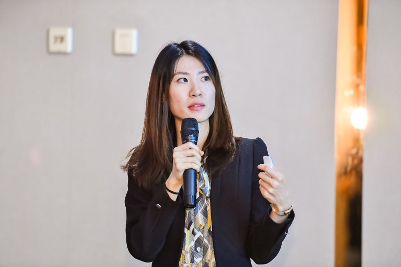 　　UL中國(guó)高級(jí)項(xiàng)目工程師蘇彤出席“第五屆中國(guó)風(fēng)電后市場(chǎng)專題研討會(huì)”，在風(fēng)電場(chǎng)技改與優(yōu)化專題論壇，分享題為“風(fēng)電機(jī)組剩余壽命評(píng)估及延壽”的主旨演講。

UL中國(guó)高級(jí)項(xiàng)目工程師 蘇彤女士
　　以下為發(fā)言內(nèi)容：
　　蘇彤：大家好我叫蘇彤，來(lái)自UL咨詢公司，今天給大家?guī)?lái)的題目是全生命周期風(fēng)電機(jī)組壽命評(píng)估