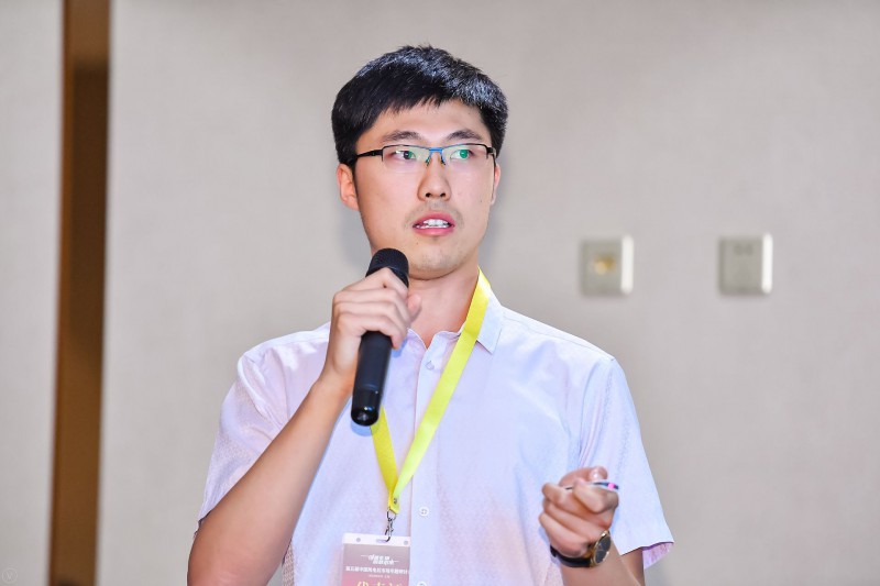 　　北京國(guó)電思達(dá)科技有限公司工程服務(wù)中心主任張健出席“第五屆中國(guó)風(fēng)電后市場(chǎng)專題研討會(huì)”，在風(fēng)電場(chǎng)技改與優(yōu)化專題論壇，分享題為“風(fēng)電設(shè)備可靠性提升方案的應(yīng)用與探討”的主旨演講。

北京國(guó)電思達(dá)科技有限公司工程服務(wù)中心主任張健先生
　　以下為發(fā)言內(nèi)容：
　　張?。捍蠹液?，我是來(lái)自于北京國(guó)電思達(dá)的張健，今天帶來(lái)的報(bào)告是關(guān)于可靠性提升的報(bào)告，報(bào)告一共是六個(gè)部分，實(shí)際上是以可靠性提升為核心，它主要涵蓋了下面四個(gè)部分構(gòu)成的，第一個(gè)關(guān)于狀態(tài)檢修，第二個(gè)設(shè)備失效分析，第三個(gè)