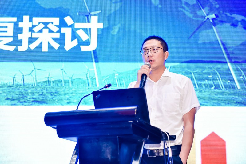 　　江蘇龍?jiān)达L(fēng)力發(fā)電有限公司經(jīng)生部主任助理桂旭出席“第五屆中國(guó)風(fēng)電后市場(chǎng)專題研討會(huì)”， 在風(fēng)電機(jī)組運(yùn)維及大部件修復(fù)專題論壇，分享題為“風(fēng)電機(jī)組運(yùn)維及大部件修復(fù)探討”的主旨演講。

江蘇龍?jiān)达L(fēng)力發(fā)電有限公司經(jīng)生部主任助理 桂旭先生
　　以下為發(fā)言內(nèi)容：
　　桂旭：  尊敬的各位同仁，大家下午好！我是來(lái)自江蘇龍?jiān)达L(fēng)力發(fā)電有限公司經(jīng)生部的，我叫桂旭