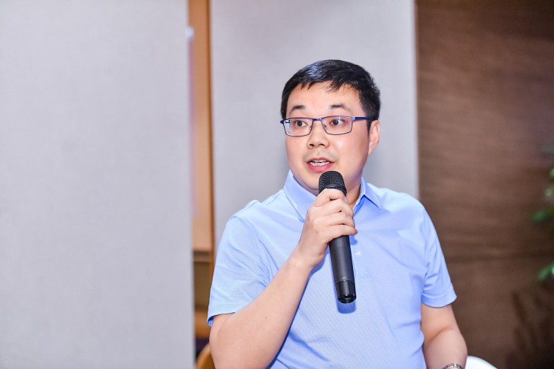 　　銳源風(fēng)能技術(shù)有限公司市場(chǎng)總監(jiān)楊偉偉出席“第五屆中國(guó)風(fēng)電后市場(chǎng)專題研討會(huì)”，在風(fēng)電場(chǎng)技改與優(yōu)化專題論壇，分享題為“風(fēng)電機(jī)組發(fā)電量提升和性能優(yōu)化”的主旨演講。

銳源風(fēng)能技術(shù)有限公司市場(chǎng)總監(jiān) 楊偉偉先生
　　以下為發(fā)言內(nèi)容：
　　楊偉偉： 各位專家、各位行業(yè)同仁大家下午好，我是銳源風(fēng)能技術(shù)的楊偉偉，華銳風(fēng)電集團(tuán)公司于2016年1月8日正式成立針對(duì)于后運(yùn)維市場(chǎng)的全資子公司—銳源風(fēng)能技術(shù)有限公司