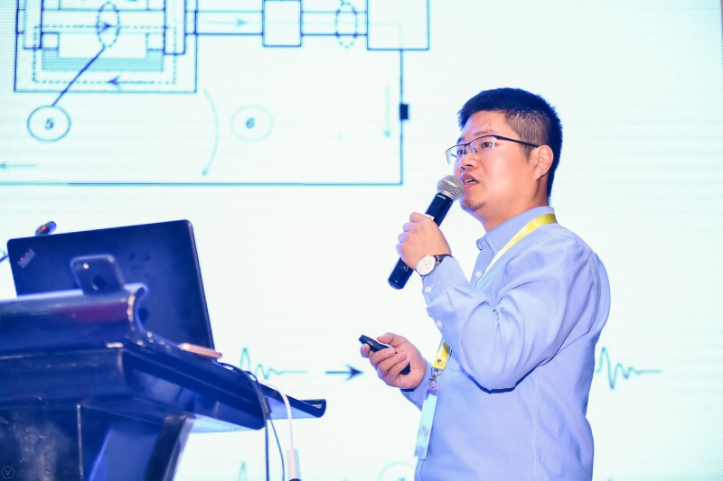 　　上海行港新能源科技有限公司總經(jīng)理陳春華出席“第五屆中國(guó)風(fēng)電后市場(chǎng)專題研討會(huì)”， 在風(fēng)電機(jī)組運(yùn)維及大部件修復(fù)專題論壇，分享題為“風(fēng)電系統(tǒng)共模電流研究及解決方案”的主旨演講。

上海行港新能源科技有限公司總經(jīng)理 陳春華先生
　　以下為發(fā)言內(nèi)容：
　　陳春華：關(guān)于這個(gè)問(wèn)題，前面已經(jīng)分析了一部分，涉及到這個(gè)問(wèn)題，我這邊更多的結(jié)合我們已經(jīng)超過(guò)過(guò)的實(shí)際的案例，讓大家更深入地了解到這個(gè)問(wèn)題的源頭以及我們現(xiàn)在能夠采用的一些措施