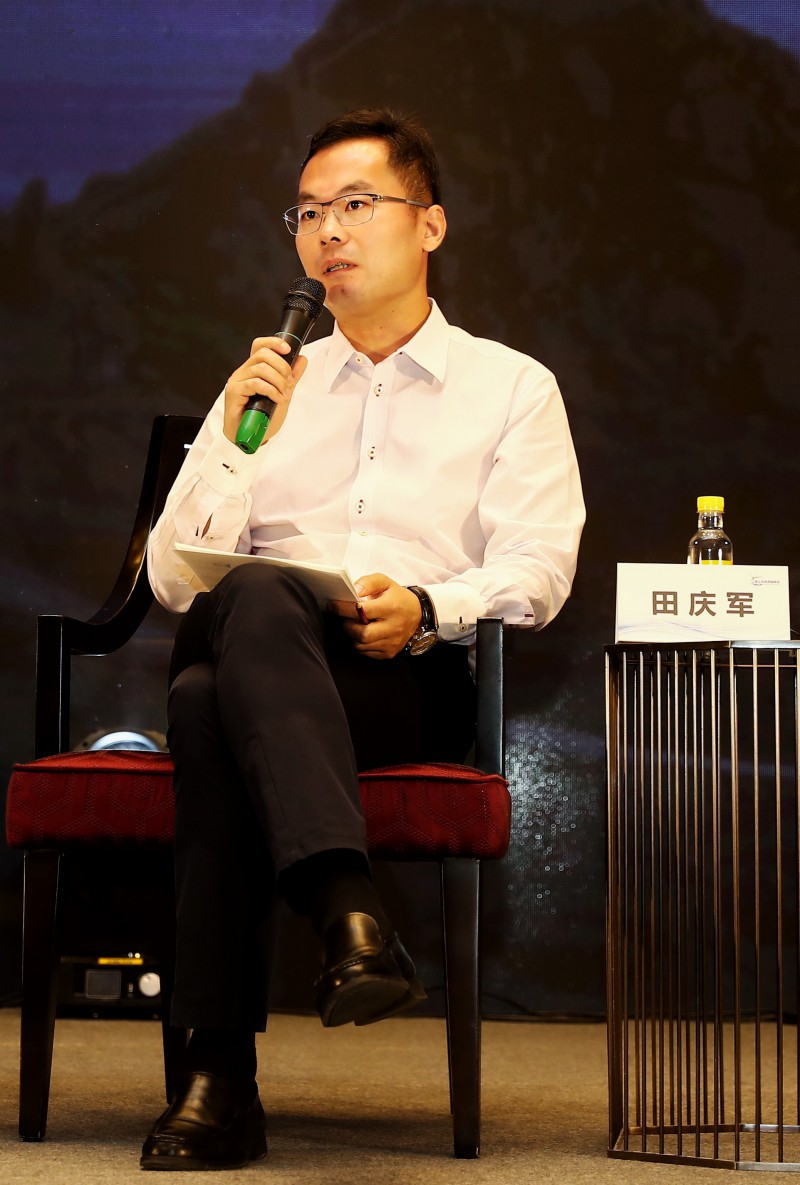                        圖為遠景能源副總裁田慶軍 “中國海上豐富的風資源、靠近負荷中心、對環(huán)境影響小等特性，注定未來會成為中國風電開發(fā)的重點，潛力不可限量?！痹?018海上風電領袖峰會上，面對主持人的提問,遠景能源副總裁田慶軍說，海上風電一直都是遠景能源非常重視的市場