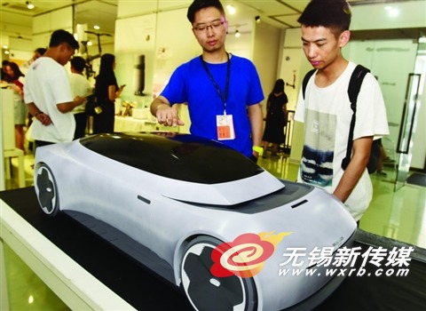 
                    
	 


	6月12日，江南大學舉行設計學院2018屆本科畢業(yè)設計“社會愿景”作品展（第二批）。圖為參觀者在觀看一款概念車的設計作品