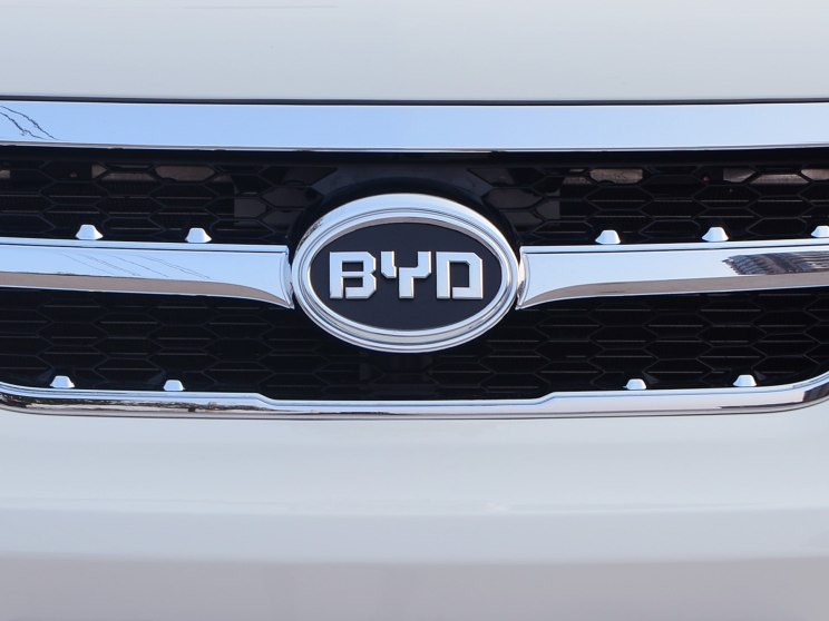 
	中國儲能網(wǎng)訊: 6月12日，比亞迪官方稱其獲簽英國18MW集裝箱儲能項目，這是比亞迪今年在英國市場拿下的第三個訂單，前兩個訂單分別為43MW、50MW儲能項目。英國已成為繼美國之后比亞迪儲能業(yè)務(wù)的又一主要市場