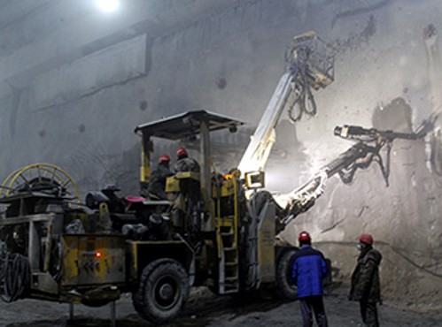 
	中國儲(chǔ)能網(wǎng)訊：日前，記者從國網(wǎng)新源牡丹江抽水蓄能有限公司獲悉，荒溝抽水蓄能電站主機(jī)設(shè)備設(shè)計(jì)基本定型，這標(biāo)志著該電站工程又完成一個(gè)重要節(jié)點(diǎn)。該電站在國內(nèi)抽水蓄能系統(tǒng)中率先采用四項(xiàng)創(chuàng)新技術(shù)設(shè)備，進(jìn)一步提升了施工速度和質(zhì)量，確保工程按期推進(jìn)