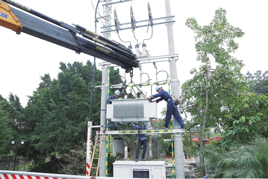 
　　建設(shè)南方電網(wǎng)首個全絕緣臺架。秦宇攝

　　客戶經(jīng)理梁沃堂走訪村民