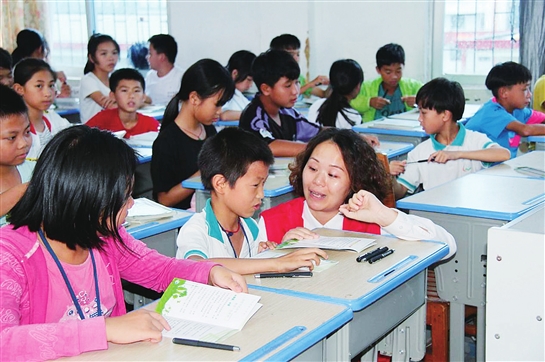 
　　廣東電網(wǎng)韶關(guān)供電局“燈火”志愿者走進(jìn)校園進(jìn)行節(jié)能教育。謝文勝攝

　　6月12日，貴州電網(wǎng)凱里施秉供電局青年志愿者走上街頭宣傳講解節(jié)能用電知識