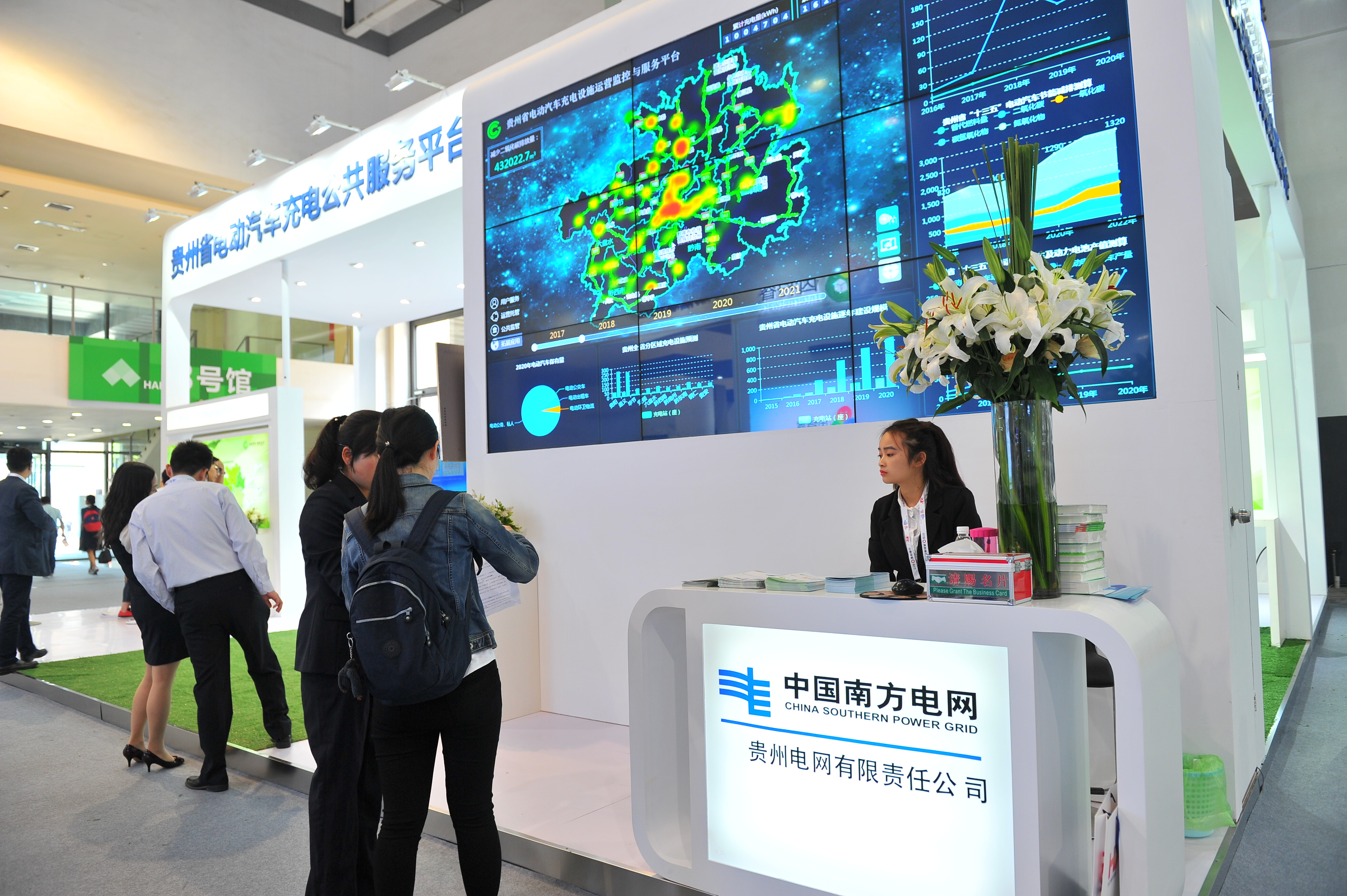 
　　“1度電能讓吸塵器打掃房間5遍；1度電能使一只25瓦的電燈泡持續(xù)亮40小時(shí)；1度電還能使一輛電動(dòng)自行車奔跑60公里……”日前，隨著全國節(jié)能宣傳周的臨近，南方電網(wǎng)貴州電網(wǎng)公司安順供電局在安順市西秀區(qū)東關(guān)節(jié)能展示中心開展節(jié)能展示開放日活動(dòng)，用心、用情奏響節(jié)約能源、低碳環(huán)保樂章。

　　2017年，南方電網(wǎng)貴州電網(wǎng)公司結(jié)合區(qū)域?qū)嶋H，積極推進(jìn)社會(huì)節(jié)能減排，優(yōu)先吸納水電、風(fēng)電、光伏發(fā)電等清潔能源發(fā)電，為建設(shè)“天更藍(lán)、水更清、山更綠”的