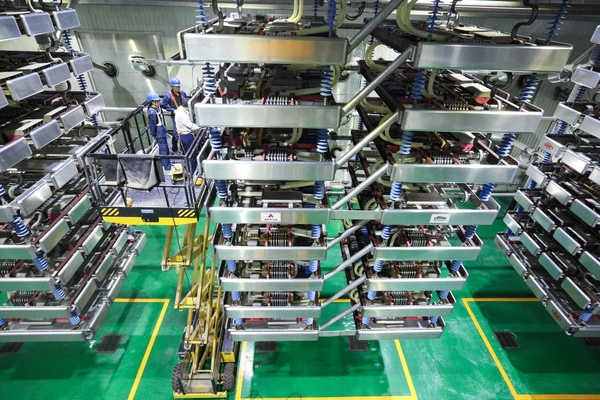 
　　博物館，是陳列和展示各類文物、標(biāo)本的場(chǎng)所。而在河南靈寶的山村一隅，也有這樣一個(gè)地方，它堪稱是國產(chǎn)化直流輸電設(shè)備的“博物館”——靈寶換流站