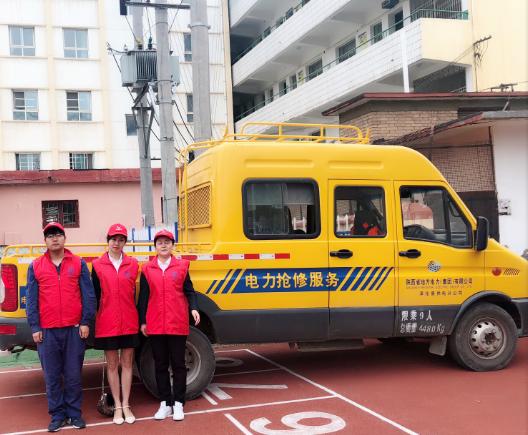 　　（通訊員  李娟）又到一年高考季，6月7日，在淳化中學(xué)高考考點，淳化縣供電分公司黨政領(lǐng)導(dǎo)帶領(lǐng)工作人員對該校供電設(shè)施逐一進(jìn)行檢查，詢問了運維班、供電所保電總體情況，檢查了發(fā)電車、電纜、配變運行、負(fù)荷情況以及人員狀態(tài)，并叮囑注意事項?！　?jù)悉，為確保淳化高考重要保電場所可靠供電，自5月下旬起，該公司結(jié)合轄區(qū)實際，科學(xué)制訂了切實可行的保電方案，落實應(yīng)急措施，對考點、涉考賓館的供電設(shè)施進(jìn)行拉網(wǎng)式巡視檢查，及時消除影響供電安全的缺陷，3支搶修隊伍和車輛24小時待命，確保萬無一失，全力護(hù)航高考