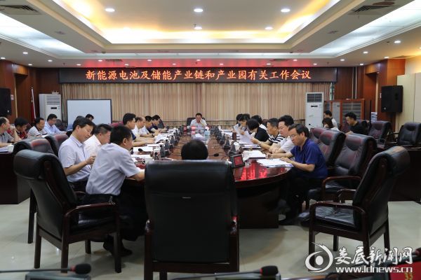 
	中國儲(chǔ)能網(wǎng)訊：6月13日，婁底市委副書記、市長楊懿文主持專題會(huì)議，研究新能源電池及儲(chǔ)能產(chǎn)業(yè)鏈和產(chǎn)業(yè)園有關(guān)工作。他要求，突出重點(diǎn)，為企業(yè)提供優(yōu)質(zhì)高效的政務(wù)服務(wù)，有效推進(jìn)新能源電池及儲(chǔ)能產(chǎn)業(yè)鏈和產(chǎn)業(yè)園建設(shè)，為推進(jìn)全市經(jīng)濟(jì)社會(huì)發(fā)展打造新引擎、形成新動(dòng)力、拉動(dòng)新增長