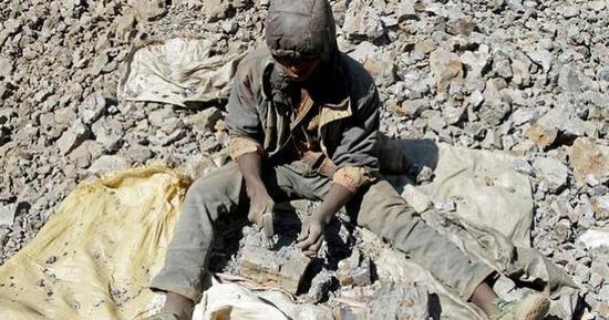 
	中國儲(chǔ)能網(wǎng)訊：據(jù)外媒報(bào)道，盡管松下（Panasonic Corp）宣布在不遠(yuǎn)的將來開始研發(fā)無鈷車用級(jí)電池，但業(yè)內(nèi)人士預(yù)計(jì)，在未來五年內(nèi)，松下的鈷消耗量將翻3倍多。松下為Model 3等所有新款特斯拉車型提供電池，是其獨(dú)家供應(yīng)商