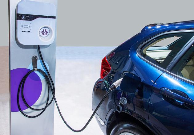 
	中國儲(chǔ)能網(wǎng)訊：6月16日，一家新能源研究院真鋰研究公布了今年前5個(gè)月的動(dòng)力電池裝機(jī)量，今年總共有73家動(dòng)力電池公司實(shí)現(xiàn)裝機(jī)，但寧德時(shí)代、比亞迪和國軒高科三家頭部公司的裝機(jī)量就占據(jù)了七成市場(chǎng)份額，這意味著剩下的70家公司總共分享了三成的市場(chǎng)。


	每經(jīng)記者 蘇杰德    每經(jīng)編輯 胥帥    



	


	圖片來源：視覺中國


	動(dòng)力電池作為新能源汽車產(chǎn)業(yè)鏈的核心，在國內(nèi)市場(chǎng)格局尚未明朗之前，這個(gè)行業(yè)風(fēng)口仍受資本追逐