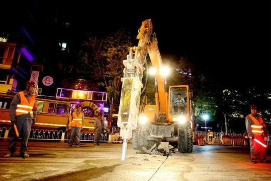 　　國網(wǎng)北京市電力公司通過“一線工作月”活動，深化“三走進”（走進基層現(xiàn)場、走進各級政府、走進廣大客戶），注重學習宣貫，形成了改革發(fā)展創(chuàng)新的生動實踐。

　　在鞏固去年以每周五為“一線工作日”的基礎(chǔ)上，國網(wǎng)北京電力創(chuàng)新將今年5月和10月確定為“一線工作月”