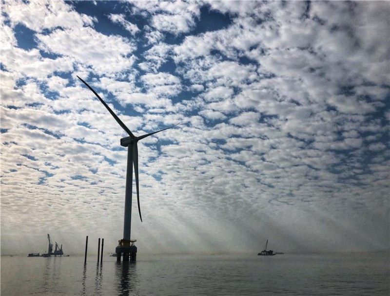  　　與光伏發(fā)電的火熱不同，近年來，我國風電建設速度不斷下滑，2017年風電新增裝機容量更是創(chuàng)下近5年新低。與此同時，我國海上風電卻異軍突起，裝機規(guī)模連續(xù)5年快速增長，已躍居全球第三