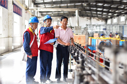 　　梅子熟透以后，端午款款而來。包粽子、吃鴨蛋、插艾草、飲黃酒成了人們端午必不可少的重要環(huán)節(jié)，端午經(jīng)濟(jì)也正隨著節(jié)日的臨近愈發(fā)緊俏起來