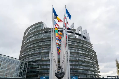 　　根據(jù)《巴黎協(xié)定》，到2030年，我國(guó)的非化石能源占一次能源消費(fèi)比重的目標(biāo)為20%。那么在歐洲，目標(biāo)是多少呢?
　　
　　日前，歐盟委員會(huì)、歐洲議會(huì)、歐盟理事會(huì)簽署協(xié)議，將2030年歐盟可再生能源占能源消費(fèi)比例的目標(biāo)定在了32%，這介于之前歐洲議會(huì)提出的35%和歐盟理事會(huì)提出的27%之間