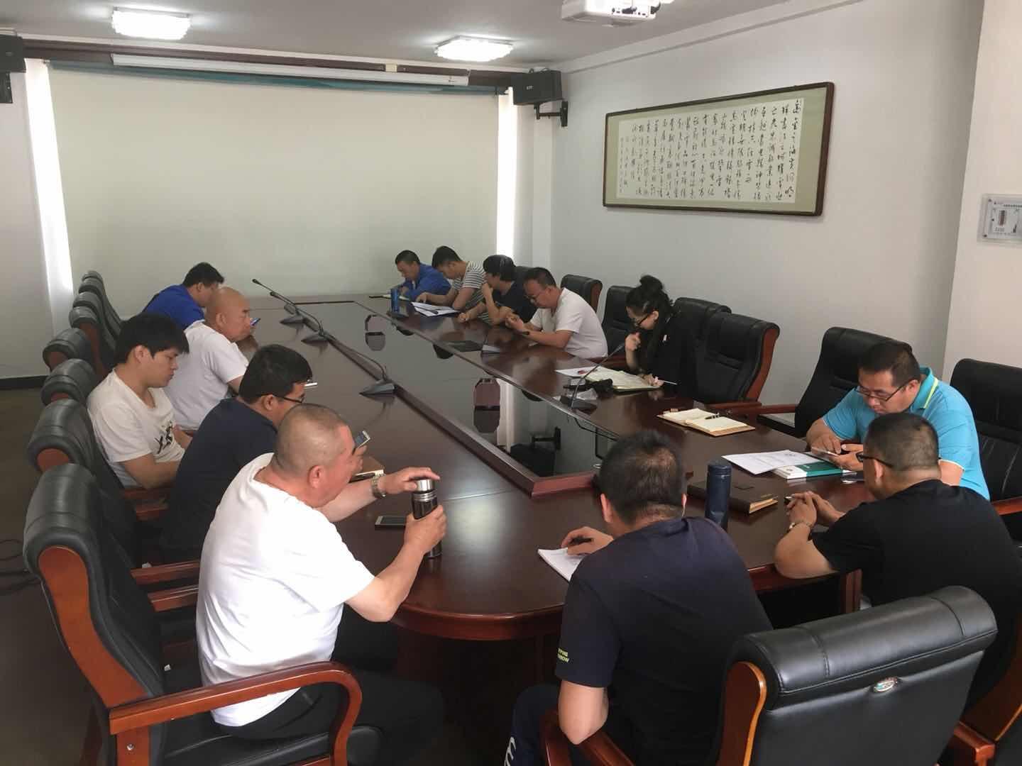 為深入貫徹落實習(xí)近平總書記關(guān)于進一步糾正“四風(fēng)”加強作風(fēng)建設(shè)的重要批示精神,按照上級關(guān)于集中整治形式主義、官僚主義“十種表現(xiàn)”的指示要求,烏海電業(yè)局海勃灣農(nóng)電所組織人員集中學(xué)習(xí)了《集中整治形式主義、官僚主義“十種表現(xiàn)”的實施方案》文件精神,為營造風(fēng)清氣正的良好政治生態(tài),提供強有力的紀律保證?！　蠌娬{(diào)，該所全體職工一是要增強“四個意識”，提高政治站位，嚴格按照上級要求執(zhí)行此項工作；二是要貫徹落實好會議精神，自覺增強抓好集中整治工作的政治自覺、思想自覺和行動自覺；三是要認真開展自查，做到全覆蓋、不打擦邊球