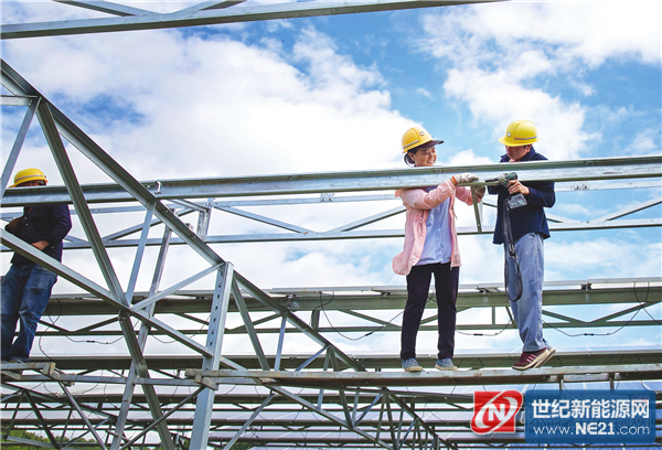  據(jù)悉，通道縣引進集中式光伏發(fā)電產(chǎn)業(yè)扶貧項目，采取農(nóng)光互補模式建設(shè)，總裝機20000千瓦，總投資1.4億元，預(yù)計投產(chǎn)后年均發(fā)電量1920萬度，采取全額上網(wǎng)模式，年均收益約1632萬元，部分收益歸集體所有，其余將惠及建檔立卡貧困戶。


