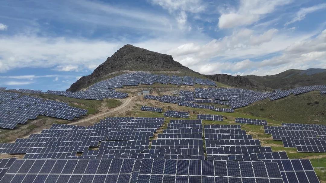 
	中國(guó)儲(chǔ)能網(wǎng)訊：2018年6月11日，財(cái)政部、國(guó)家發(fā)展改革委、國(guó)家能源局聯(lián)合發(fā)布《關(guān)于公布可再生能源電價(jià)附加資金補(bǔ)助目錄（第七批）的通知》（財(cái)建〔2018〕250號(hào)）。根據(jù)該通知，列入第七批可再生能源電價(jià)附加資金補(bǔ)助目錄的包括太陽(yáng)能發(fā)電項(xiàng)目613個(gè)，容量約17.3GW，主要集中在內(nèi)蒙古、河北、山東等地區(qū)；非自然人分布式光伏發(fā)電補(bǔ)貼容量約3.2GW；風(fēng)電項(xiàng)目475個(gè)，容量約33.9GW，主要集中在新疆、內(nèi)蒙古、云南等地區(qū)；生物質(zhì)發(fā)電項(xiàng)目97個(gè)，容量約1.5GW