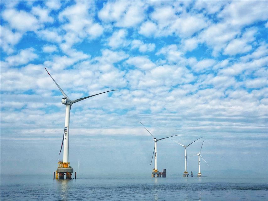                        與光伏發(fā)電的火熱不同，近年來(lái)，我國(guó)風(fēng)電建設(shè)速度不斷下滑，2017年風(fēng)電新增裝機(jī)容量更是創(chuàng)下近5年新低。與此同時(shí)，我國(guó)海上風(fēng)電卻異軍突起，裝機(jī)規(guī)模連續(xù)5年快速增長(zhǎng)，已躍居全球第三