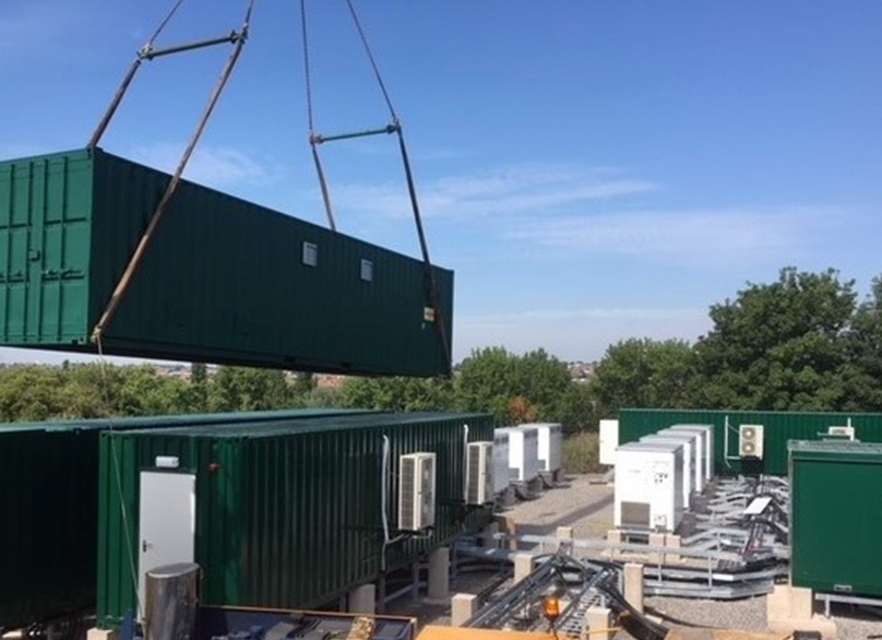 
	中國(guó)儲(chǔ)能網(wǎng)訊：日前據(jù)悉，Thrive Renewables公司和Aura Power公司計(jì)劃啟動(dòng)一家合資企業(yè)，為英國(guó)企業(yè)提供使用儲(chǔ)能系統(tǒng)來(lái)削減電費(fèi)的機(jī)會(huì)，無(wú)需額外費(fèi)用。


	


	這家合資公司計(jì)劃免費(fèi)為英國(guó)大中型能源用戶(hù)安裝和使用電池，以換取收入