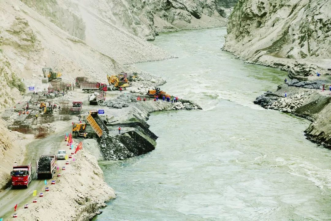  　　2016年11月，雅礱江楊房溝水電站實(shí)現(xiàn)大江截流。圖為施工現(xiàn)場