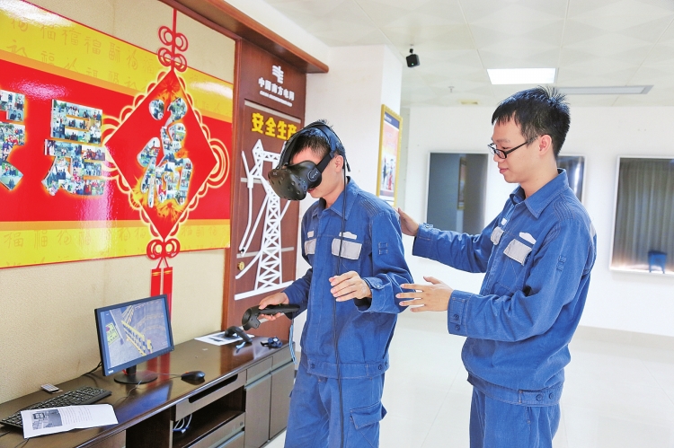 
　　貴港供電局一線員工在工作人員指引下進(jìn)行VR體驗?！↑S麗蓉 攝

　　6月15日，在廣西電網(wǎng)公司首屆“安全文化節(jié)”上，基層員工帶著滿滿的祝福寫下安全寄語，將安全提醒送給身邊同事，通過同事之間的互動，共筑安全防線