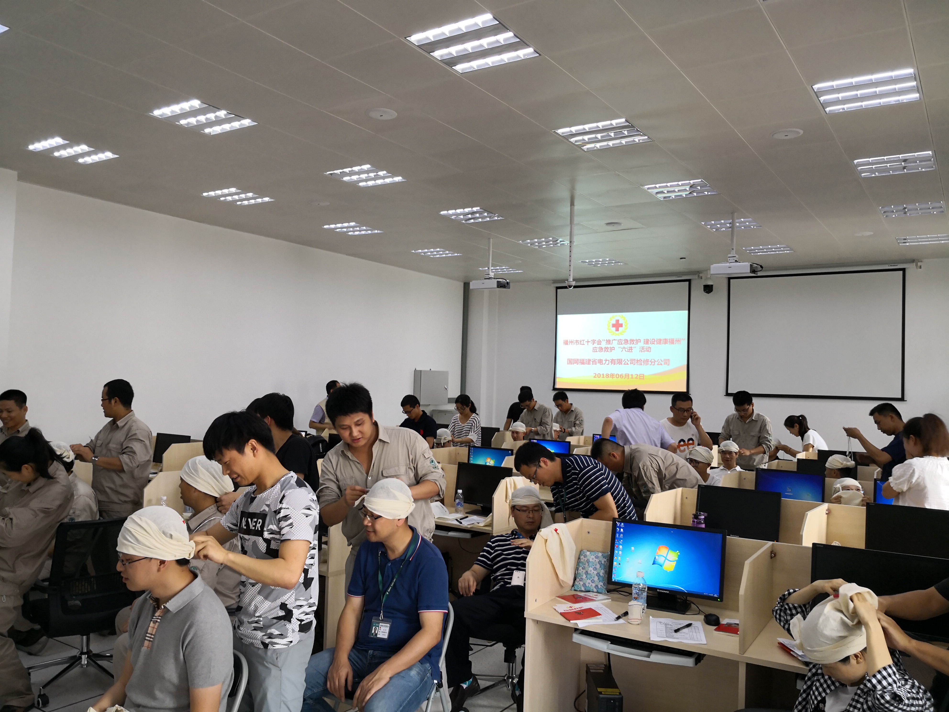 

　　 按照2018年安全生產(chǎn)月工作部署，為進(jìn)一步增強一線人員的自我保護(hù)意識和自救互救能力，6月12日，福建電力檢修公司舉辦了應(yīng)急救護(hù)培訓(xùn)班，邀請福州市紅十字會專業(yè)講師針對電力安全生產(chǎn)中可能出現(xiàn)的應(yīng)急搶救狀況開展緊急救護(hù)培訓(xùn)工作。

　　此次培訓(xùn)內(nèi)容包括：紅十字運動基本知識和應(yīng)急救護(hù)概論；現(xiàn)場人身傷害應(yīng)急自救和救護(hù)；演示心肺復(fù)蘇的正確操作步驟；人員搬運救護(hù)及相應(yīng)的傷口包扎知識