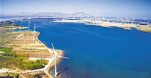 　截至2017年底，國(guó)家電網(wǎng)冀北電力有限公司（冀北電網(wǎng)）風(fēng)電利用小時(shí)數(shù)達(dá)到2265小時(shí)，高于國(guó)家電網(wǎng)平均水平345小時(shí)，在風(fēng)力資源豐富的“三北”地區(qū)位居首位；光伏利用小時(shí)數(shù)1448小時(shí)，高于國(guó)家電網(wǎng)平均水平305小時(shí)；全網(wǎng)棄電量、棄電率實(shí)現(xiàn)“雙降”目標(biāo)。面對(duì)我國(guó)新能源消納難的現(xiàn)狀，取得這樣優(yōu)異的成績(jī)并不容易——這得益于新能源場(chǎng)站全景監(jiān)視創(chuàng)新技術(shù)的應(yīng)用