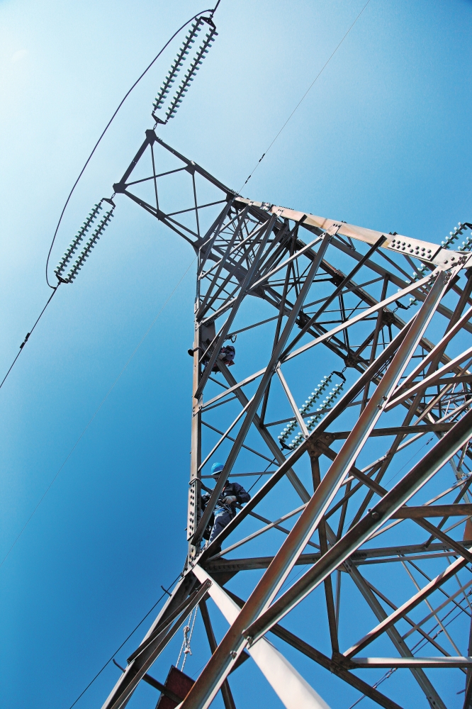 
　　昆明供電局輸電管理所工作人員正在攀爬鐵塔，對(duì)線路缺陷進(jìn)行處理?！〔艽合?攝

　　昆明供電局配網(wǎng)搶修指揮中心，工作人員正在實(shí)時(shí)派單給現(xiàn)場(chǎng)作業(yè)人員