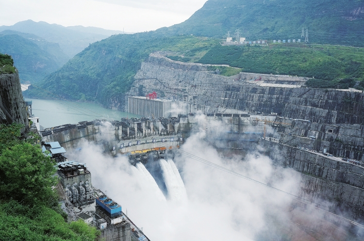 
　　溪洛渡水電站為國(guó)家“西電東送”骨干工程?！W陽(yáng)婷婷 攝

　　隨著云南省內(nèi)水電大規(guī)模集中投產(chǎn)，同期省內(nèi)用電需求增速顯著放緩，水電消納問(wèn)題凸顯