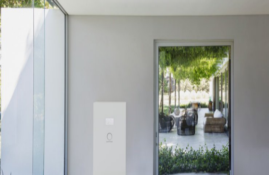 
	中國儲能網(wǎng)訊：據(jù)報道，美國新罕布什爾州的一家公用事業(yè)公司的電池儲能試點項目可能正處于批準的邊緣，而這是迄今為止美國最具雄心勃勃的儲能測試項目之一。


	


	在此過程中，相關(guān)監(jiān)管機構(gòu)和利益相關(guān)方正在提出一個對3000多家美國公用事業(yè)公司來說至關(guān)重要的問題：公用事業(yè)公司是應該擁有客戶的儲能系統(tǒng)的所有權(quán)還是應該將其所有權(quán)留給客戶？


	公用事業(yè)公司已經(jīng)看到大規(guī)模電池儲能為削減高峰需求提供的好處，為電網(wǎng)提供服務，并使系統(tǒng)更加靈活