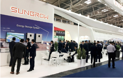 實(shí)力比拼，近日，全球頂尖賽事足球世界杯在歐洲火熱進(jìn)行中，32支勁旅在綠茵場(chǎng)上為夢(mèng)想征戰(zhàn)。6月20日，“光伏世界杯”Intersolar Europe 2018在德國(guó)慕尼黑盛大啟幕，陽(yáng)光電源重磅推出1500V集中逆變器及大型儲(chǔ)能集成系統(tǒng)等多款新品