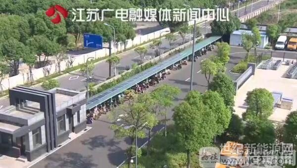 適應(yīng)低碳經(jīng)濟(jì)、綠色環(huán)保的發(fā)展趨勢(shì)，新能源車棚開始出現(xiàn)在我們身邊。最近，集"光伏、充電、儲(chǔ)能"為一體的智慧型新能源車棚在江陰亮相