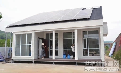 “太陽(yáng)的后裔”14天搭建一棟樓

湖南大學(xué)代表隊(duì)出征國(guó)際太陽(yáng)能十項(xiàng)全能競(jìng)賽



僅耗時(shí)14天，湖南大學(xué)學(xué)子搭建了一套名為“真之家”的建筑。 三湘都市報(bào)·華聲在線記者 陳舒儀 黃京 攝

7天打好“骨架”，14天完成現(xiàn)場(chǎng)搭建，在庭院內(nèi)布置裝配式蔬菜作物箱，同時(shí)采用雨水收集及廢水處理設(shè)施，使用可循環(huán)的環(huán)保材料，減少對(duì)環(huán)境的污染……這是湖南大學(xué)學(xué)子搭建的一套名為“真之家”建