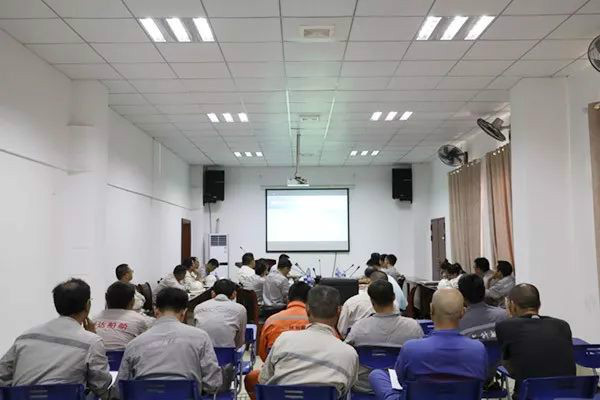 　　為貫徹落實(shí)集團(tuán)公司安全生產(chǎn)管理主體責(zé)任，加強(qiáng)公司安全生產(chǎn)工作，推進(jìn)安全生產(chǎn)標(biāo)準(zhǔn)化建設(shè)，6月21日，經(jīng)人力部溝通協(xié)調(diào)，特邀請漳州海德威培訓(xùn)機(jī)構(gòu)來司開展2018年安全生產(chǎn)管理人員取證、復(fù)審培訓(xùn)工作。參加培訓(xùn)的學(xué)員有中層及助理以上人員、生產(chǎn)經(jīng)營單位主要負(fù)責(zé)人及安全管理人員共50名，其中初訓(xùn)取證的人員7名、換證人員5名、復(fù)訓(xùn)取證的人員38名