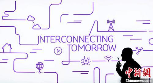 
                    
	 


	


	當(dāng)?shù)貢r(shí)間2月28日，巴塞羅那世界移動(dòng)通信大會(huì)現(xiàn)場(chǎng)。


	


	北京晨報(bào)訊(記者 焦立坤)隨著第一版標(biāo)準(zhǔn)水落石出，5G從標(biāo)準(zhǔn)化切入商用頻道