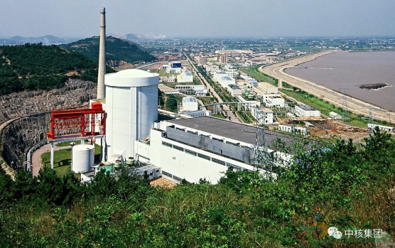 
                    　　坐落于浙江省嘉興市海鹽縣杭州灣畔的秦山核電站是中國自行設(shè)計、建造和運營管理的第一座30萬千瓦壓水堆核電站。1991年12月15日0點15分，中國大陸第一度核電在秦山匯入電網(wǎng)，中國核電自主發(fā)展之路從此照亮
