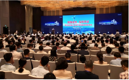 　　6月14日-15日，由中國循環(huán)經(jīng)濟(jì)協(xié)會可再生能源專業(yè)委員會、中國可再生能源學(xué)會風(fēng)能專業(yè)委員會、中國能源研究會可再生能源專業(yè)委員會、中國海洋工程咨詢協(xié)會海上風(fēng)電分會聯(lián)合主辦的2018海上領(lǐng) 袖峰會在福建隆重召開，聯(lián)合國內(nèi)外政府部門、開發(fā)商與整機(jī)企業(yè)以更廣闊和更有前瞻性的視角研判全球海上風(fēng)電發(fā)展前景，多維度探討海上風(fēng)電發(fā)展所面臨的機(jī)遇和挑戰(zhàn)。

　　政策激活 助推海上風(fēng)電加速發(fā)展
　　峰會現(xiàn)場，相關(guān)政府部門領(lǐng)導(dǎo)圍繞金融扶持政策針對海上風(fēng)電發(fā)展前景展開探討