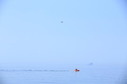 　　【中國儀表網(wǎng) 儀表下游】近日，在中國科學(xué)院海洋先導(dǎo)專項和南海環(huán)境變化專項支持下，中科院沈陽自動化研究所科技處組織機(jī)器人學(xué)研究室、水下機(jī)器人研究室、海洋機(jī)器人卓越創(chuàng)新中心和海洋信息技術(shù)裝備中心共同開展的空海一體化立體協(xié)同觀測聯(lián)合試驗在遼寧大連完成。這是沈陽自動化所首次組織大規(guī)模、跨學(xué)科、跨研究室的多平臺聯(lián)合試驗，目標(biāo)是實現(xiàn)從空中、海面、水體到海底的立體協(xié)同觀測，充分展現(xiàn)了研究所的綜合科技實力以及團(tuán)隊協(xié)作創(chuàng)新精神