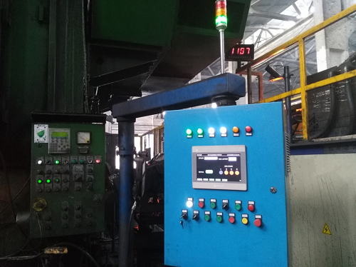 　　【中國儀表網(wǎng) 儀表下游】6月8日，由萬向錢潮傳動軸有限公司委托先進(jìn)制造所研制的“4000T-R熱模鍛機(jī)器人自動上料系統(tǒng)”項目經(jīng)過2周以上試運(yùn)行后，在萬向錢潮傳動軸有限公司鍛造部車間現(xiàn)場順利通過調(diào)試驗收。  　　該項目通過對俄制4000T四工位熱模鍛壓力機(jī)進(jìn)行機(jī)器人自動上料改造，從根本上解決了高溫棒料人工搬運(yùn)的難度及安全問題，提高了工件定位精度