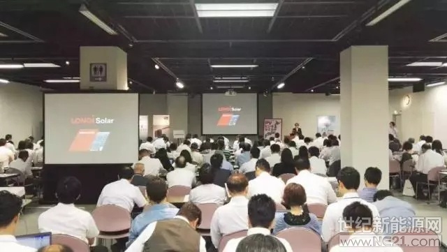 “我是來(lái)自日本《環(huán)境》雜志媒體的木村仁郎，隸屬于日本商務(wù)出版社，我們是一家以線上和線下雜志從事太陽(yáng)能光伏及其他可再生能源相關(guān)報(bào)道的媒體。隆基樂(lè)葉接連打了幾個(gè)漂亮勝仗，我認(rèn)為它的高效單晶組件勢(shì)必會(huì)對(duì)日本光伏業(yè)務(wù)、光伏界以及全世界帶來(lái)巨大影響力