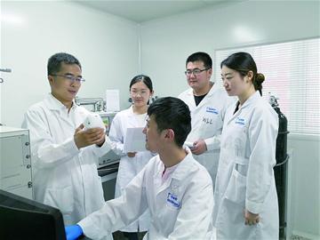 
	中國儲(chǔ)能網(wǎng)訊：2017年度市科技獎(jiǎng)最高獎(jiǎng)空缺，自然科學(xué)獎(jiǎng)的分量就顯得格外沉甸甸。在兩項(xiàng)自然科學(xué)一等獎(jiǎng)中，“新能源電池關(guān)鍵材料體系的應(yīng)用基礎(chǔ)研究”由中科院青島生物能源與過程研究所完成