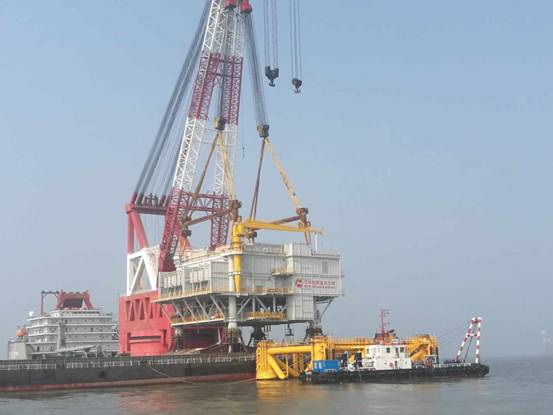                        經(jīng)過數(shù)天連續(xù)奮戰(zhàn)，樂亭菩提島海上風(fēng)電場海上升壓平臺(tái)上部組塊于近日順利完成安裝。  海上升壓平臺(tái)作為海上風(fēng)電場的“心臟”，是風(fēng)電場最重要組成部分，上部組塊又是海上升壓平臺(tái)的重要組成部分