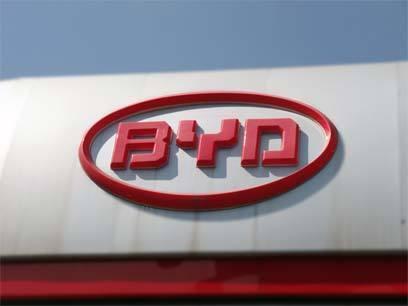 
	中國儲(chǔ)能網(wǎng)訊：6月27日，比亞迪在青海西寧舉行全球規(guī)模最大動(dòng)力電池工廠的下線儀式。


	



	據(jù)了解，比亞迪青海南川動(dòng)力電池工廠計(jì)劃全部生產(chǎn)三元電池，建設(shè)的一期6Gwh動(dòng)力電池生產(chǎn)項(xiàng)目投產(chǎn)下線，計(jì)劃2019年實(shí)現(xiàn)全部投產(chǎn)，屆時(shí)年產(chǎn)能可達(dá)24GWh，將是全球規(guī)模最大的動(dòng)力電池工廠，相當(dāng)于可滿足120萬臺(tái)比亞迪唐（插電混合動(dòng)力版本）的電池需求